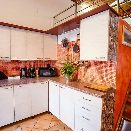 Apartment Old Square 3 *