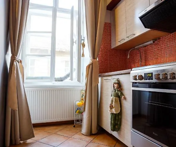 Apartment Old Square 3 *