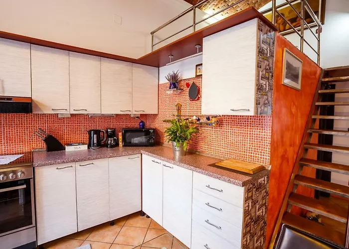 Apartment Old Square 3 *